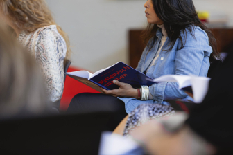 NLP student leest over systemisch coachen