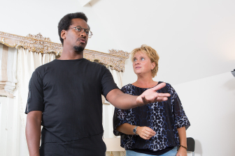 NLP trainer en student doen een oefening