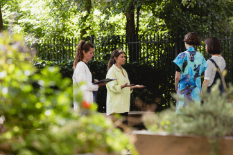 Er wordt een NLP oefening gedaan buiten