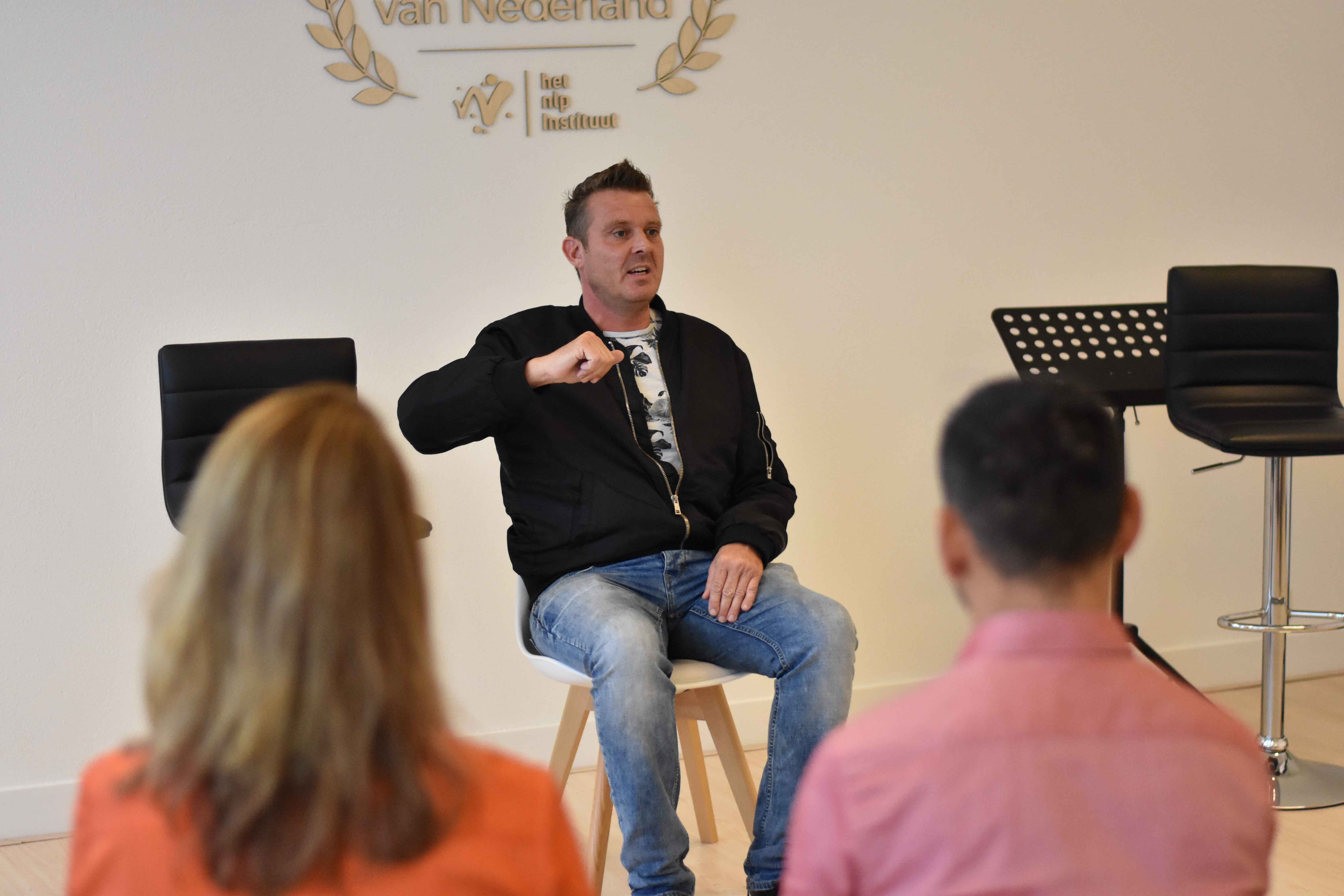 NLP-trainer en cursisten tijdens opleiding bij Het NLP Instituut.