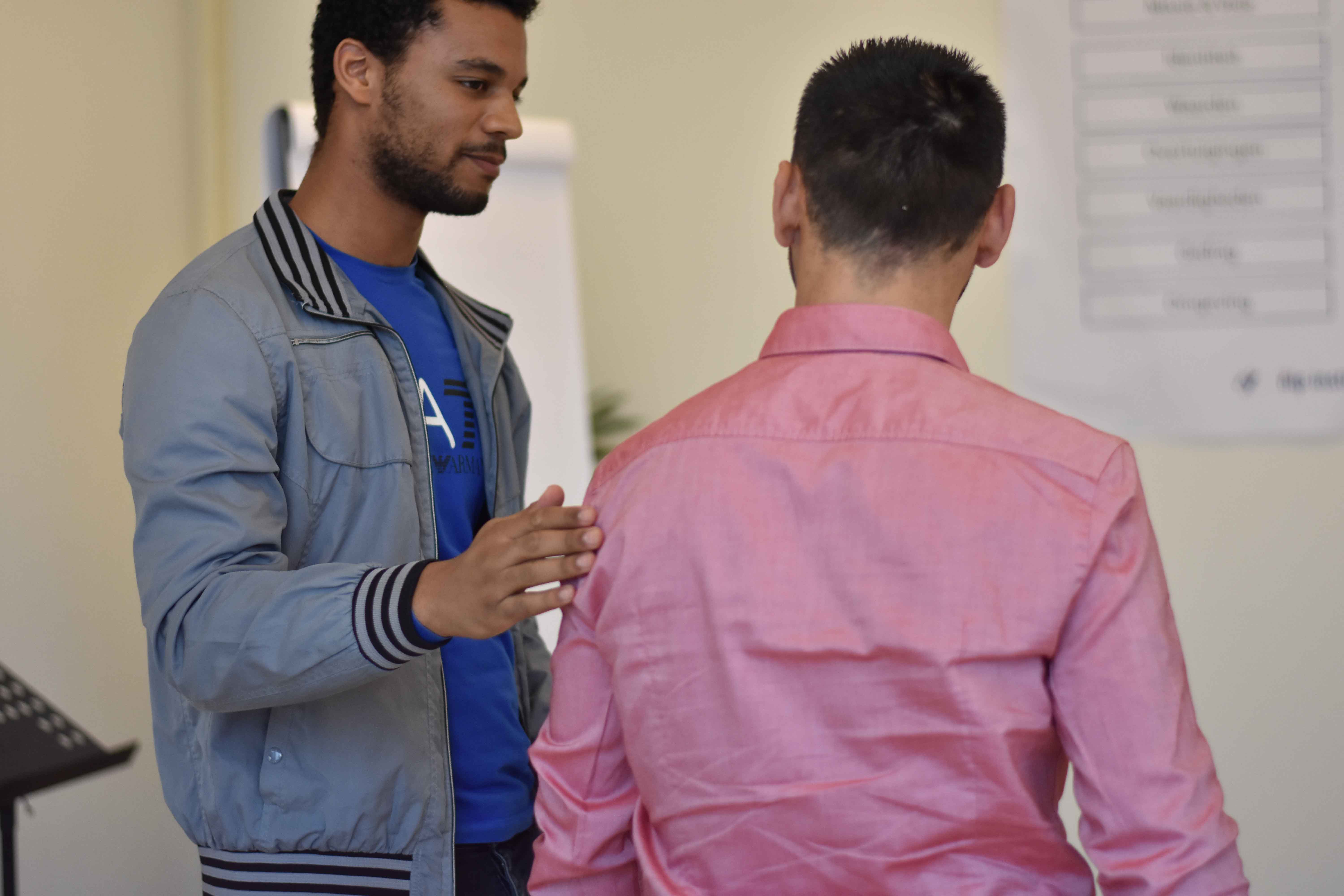 Deelnemers aan een NLP-training oefenen communicatievaardigheden.